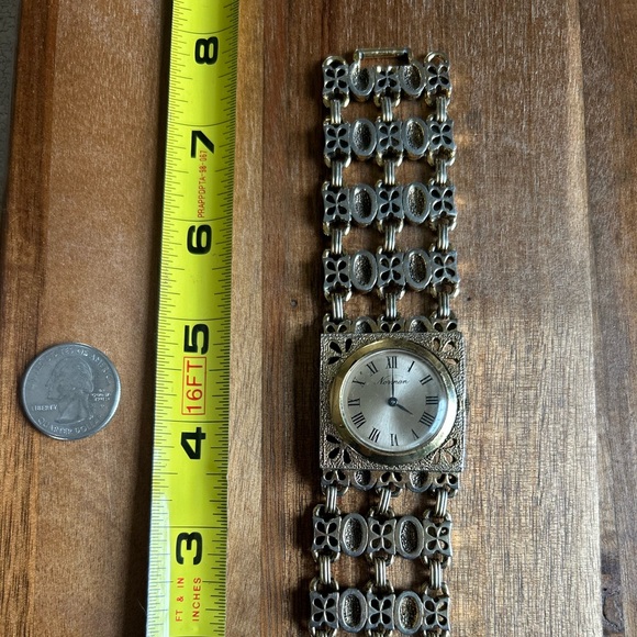 Elegant Gold-Tone Filigree Watch - Picture 3 of 6